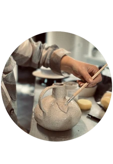 Handen die werken met klei tijdens een workshop bij KeraMoniek