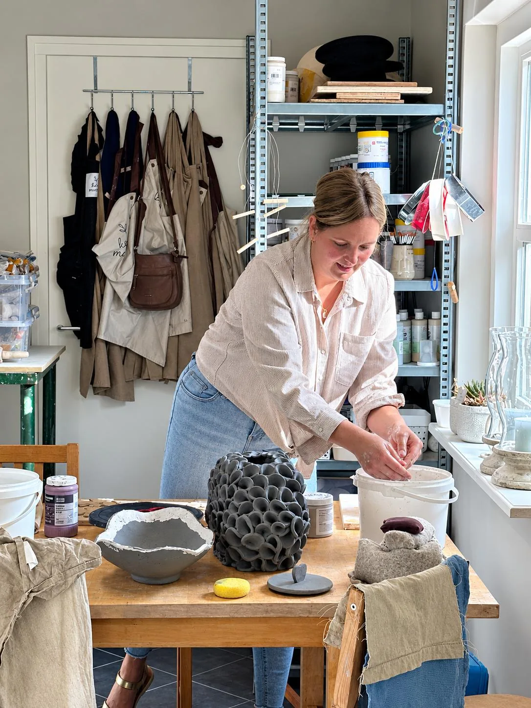Moniek werkt aan handgemaakte keramiek in haar atelier