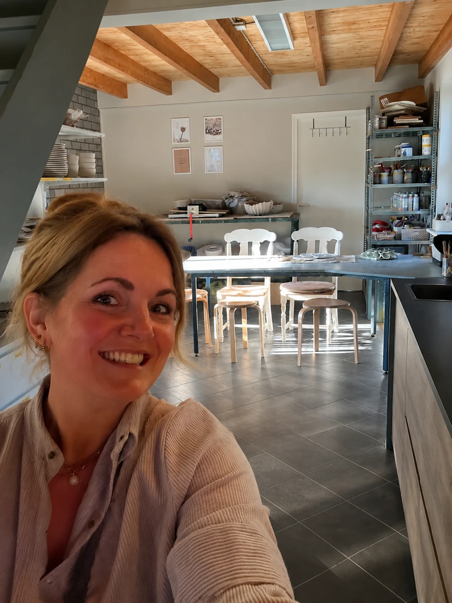 Moniek aan het werk met keramiek in haar atelier in Spoordonk