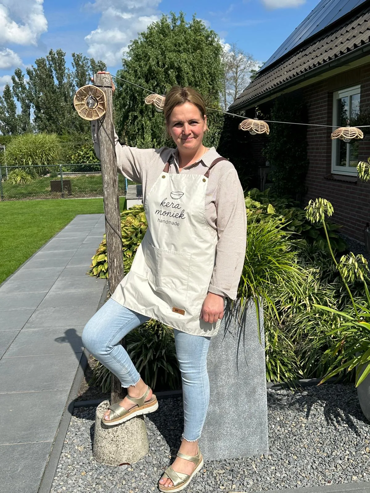 Moniek Rijnen in haar keramiekatelier in Spoordonk